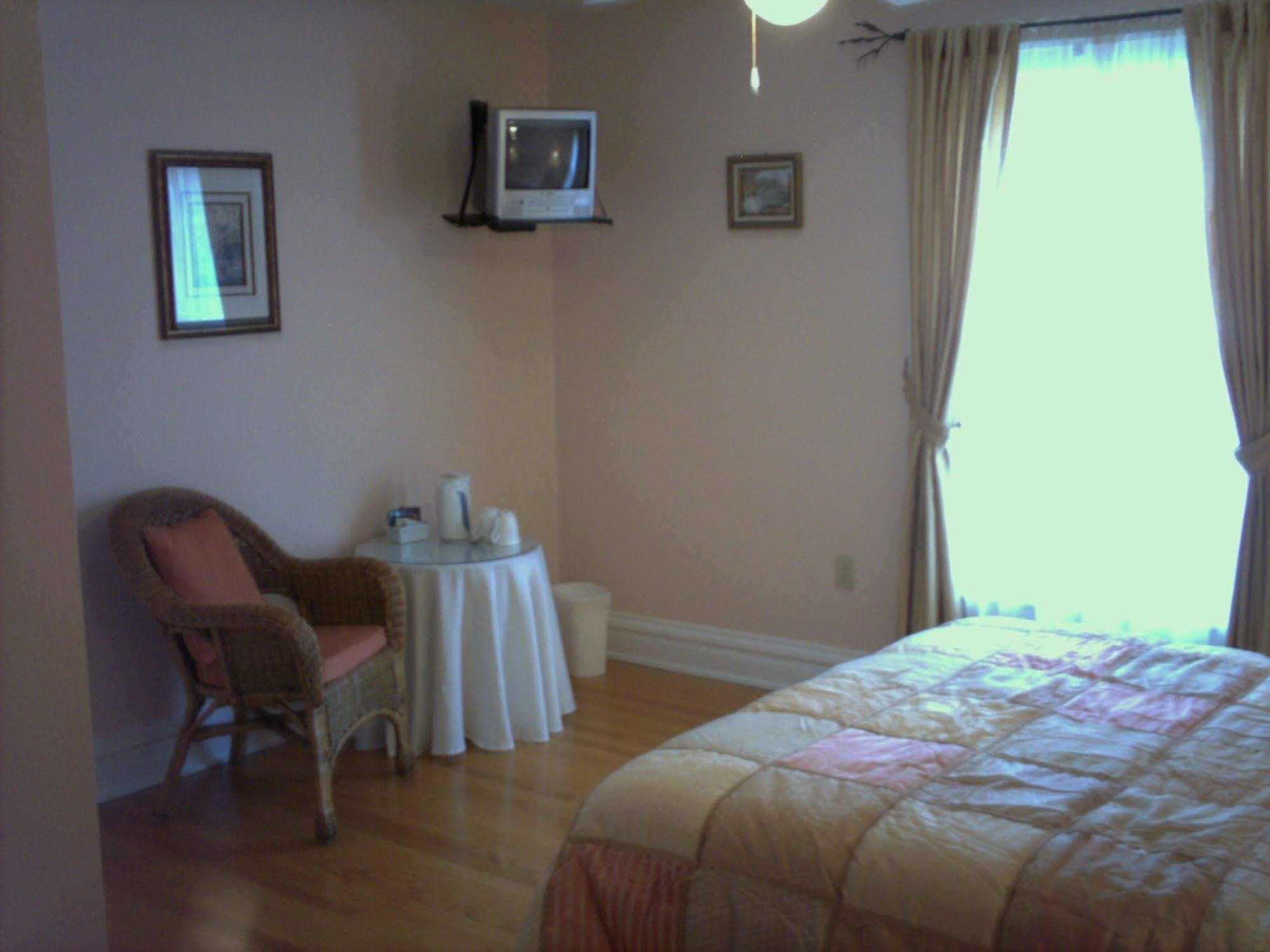 Four Creeks Bed & Breakfast Girard ภายนอก รูปภาพ