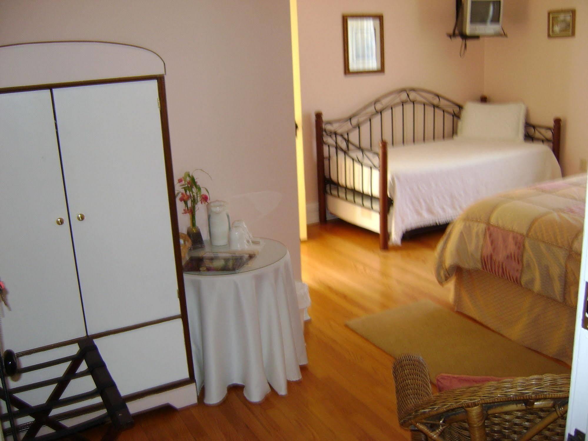 Four Creeks Bed & Breakfast Girard ภายนอก รูปภาพ